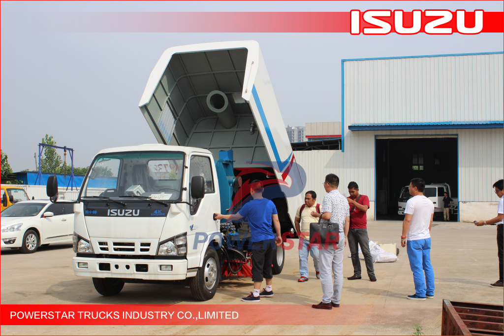 Iniinspeksyon ng mga kliyente ng Pilipinas ang Isuzu truck mounted sweeper vehicle