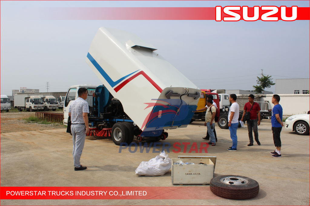 Iniinspeksyon ng mga kliyente ng Pilipinas ang Isuzu truck mounted sweeper vehicle