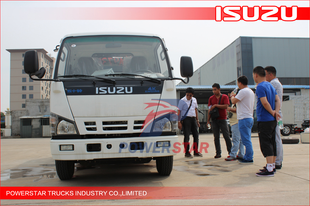 Iniinspeksyon ng mga kliyente ng Pilipinas ang Isuzu truck mounted sweeper vehicle