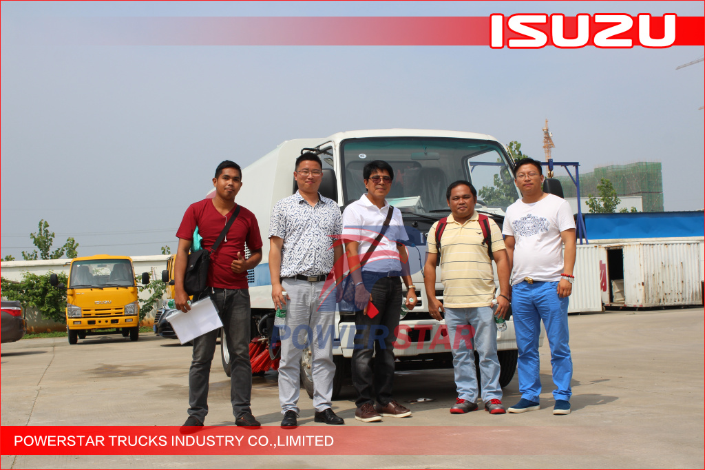 Iniinspeksyon ng mga kliyente ng Pilipinas ang Isuzu truck mounted sweeper vehicle