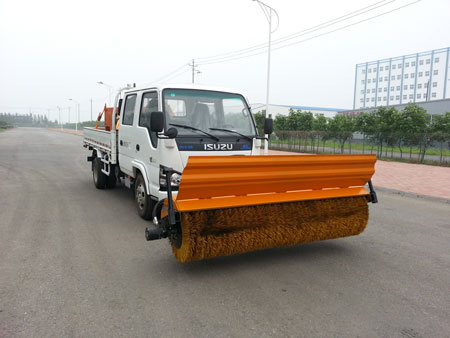 Road Cleaning Sweeper Truck snow shovel truck na Isuzu na may function na pangtanggal ng snow