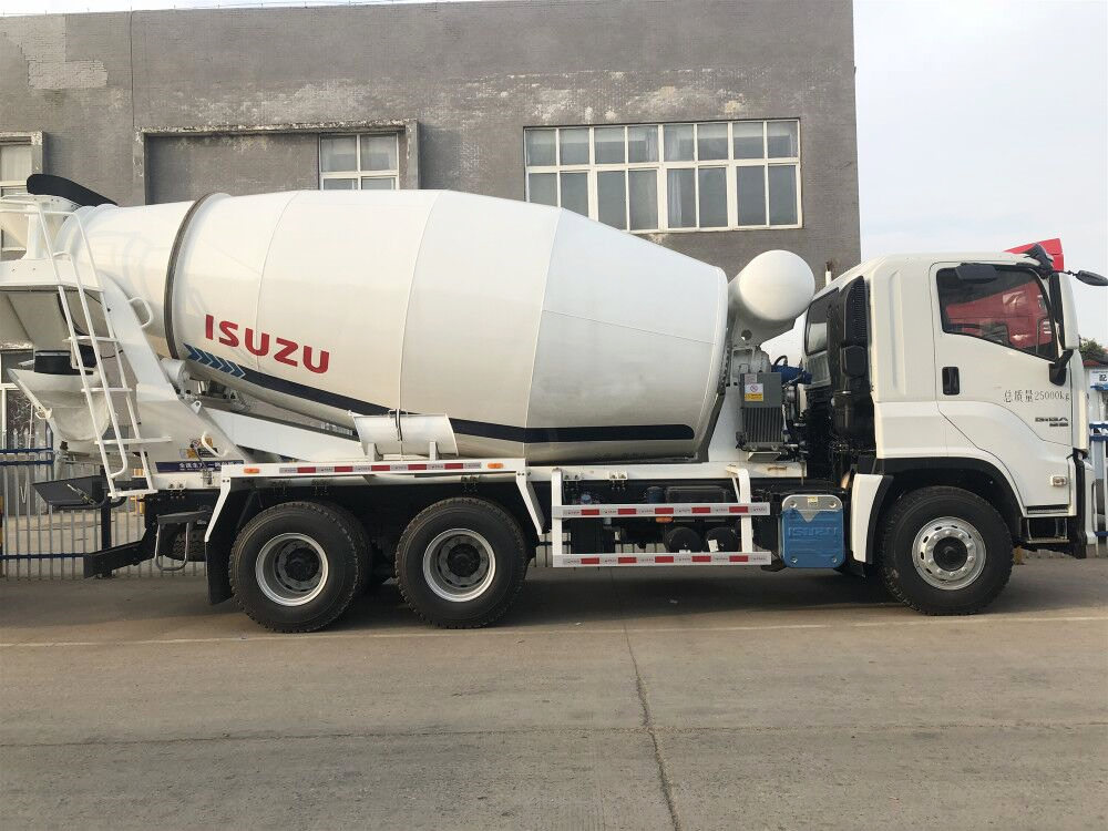 Isuzu mixer truck