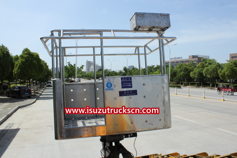 100 feet insulated Aerial Lift trucks Isuzu