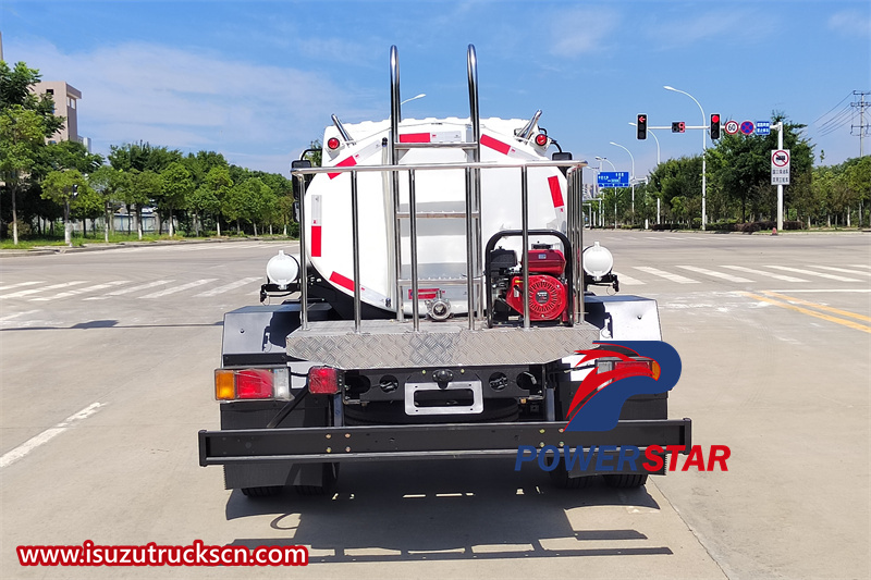 Isuzu 700P potable water tanker truck rear view