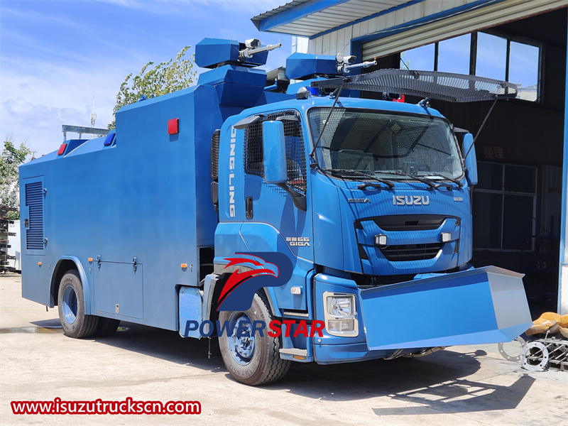 Isuzu Giga armored water cannon truck