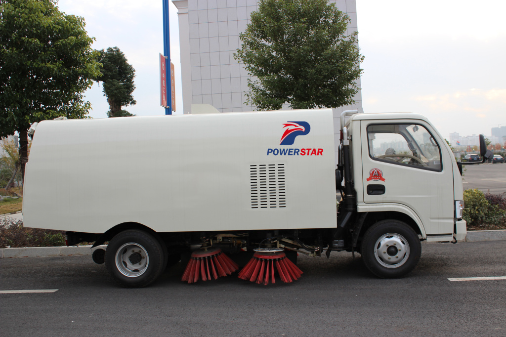 Hot Selling Myanmar 5000lits street sweeper master
    