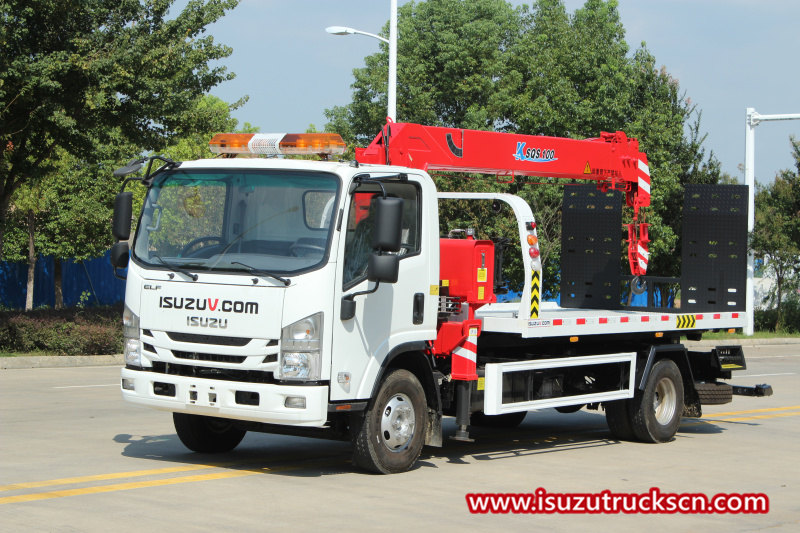 Nabawi ng Isuzu ELF ang flatbed wrecker truck na may boom crane
    