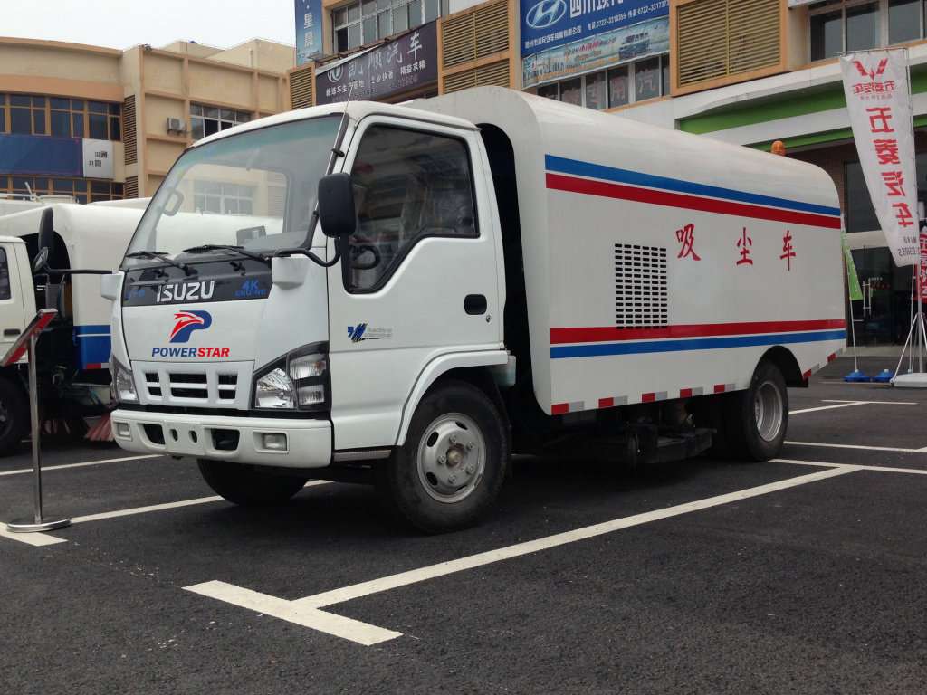 Ang mga kliyente ng Dubai ay gumagawa ng ISUZU road sweeper truck para sa pampublikong paglilinis ng kalye para ibenta
    