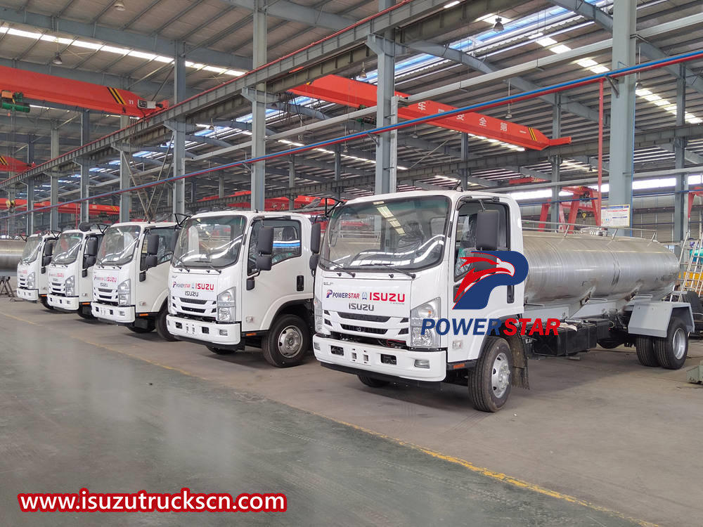 Isuzu 4,000 liters steel potable water tanker trucks ay ini-export sa africa
    