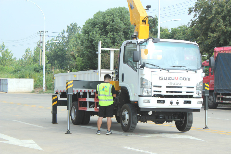 Cambodia Isuzu NPR 4X4 loader truck na may crane
    