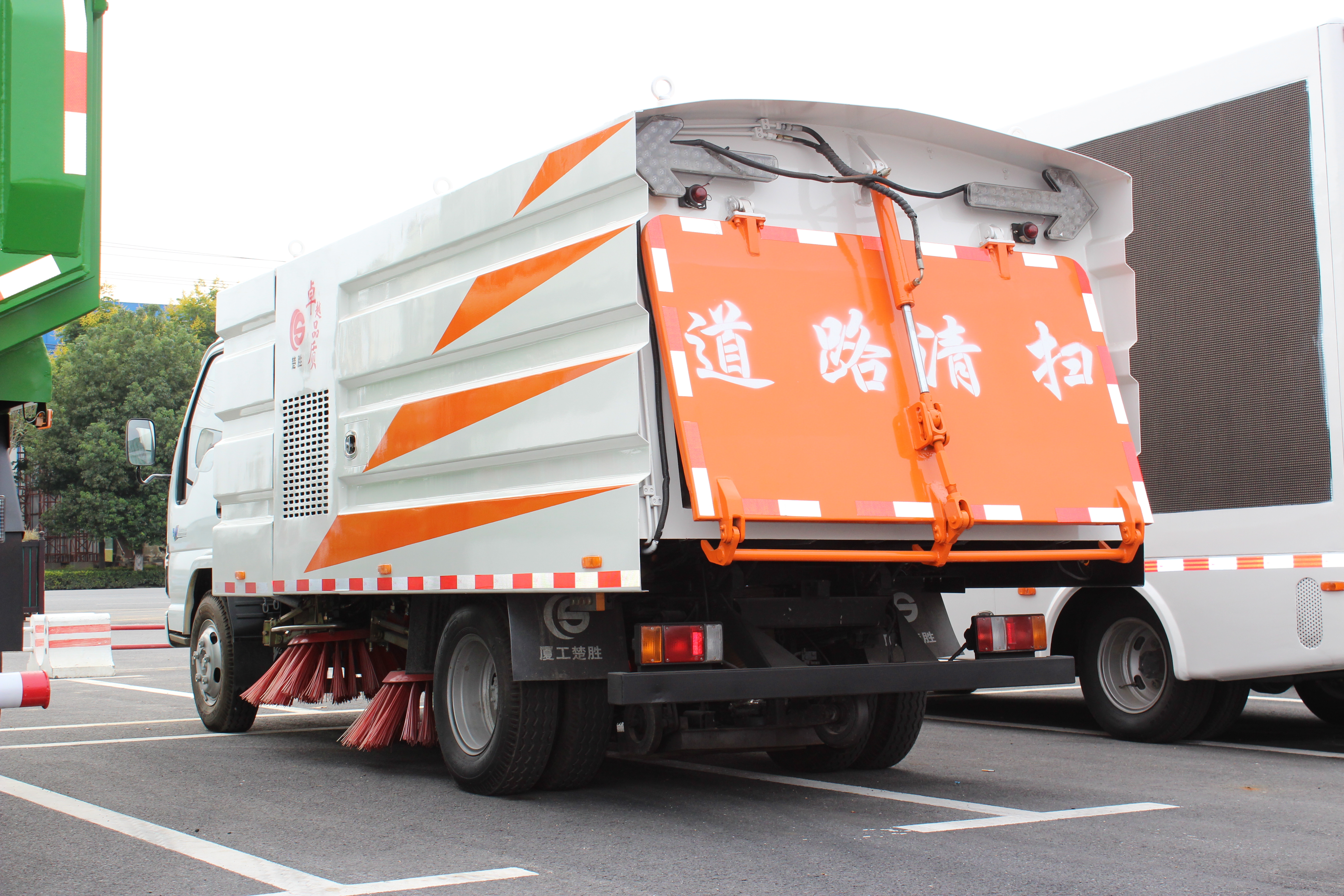 Isuzu Vaccum road sweeper dust suction truck
    