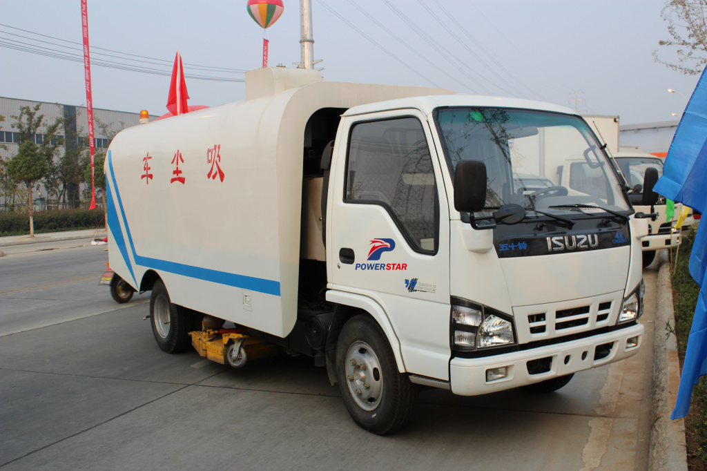 ISUZU vacuum road sweeper truck na gawa ng Powerstar Trucks
    