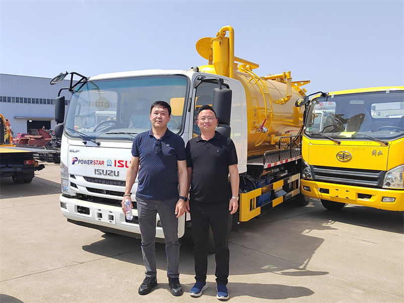 Pagbisita ng customer ng Mongolia at pagbili ng mga Isuzu vacuum tank truck
    