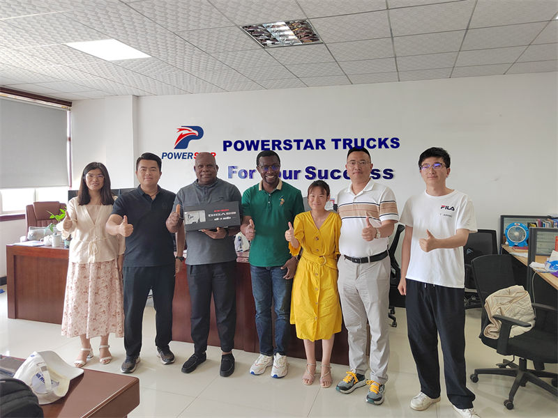 Bumisita ang customer ng Nigeria para mag-order ng 5 Isuzu freezer truck
    