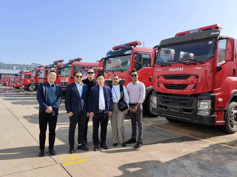 Bumisita ang mga customer ng Latin American sa POWERSTAR para sa pagbili ng mga ISUZU fire truck at vacuum truck
    