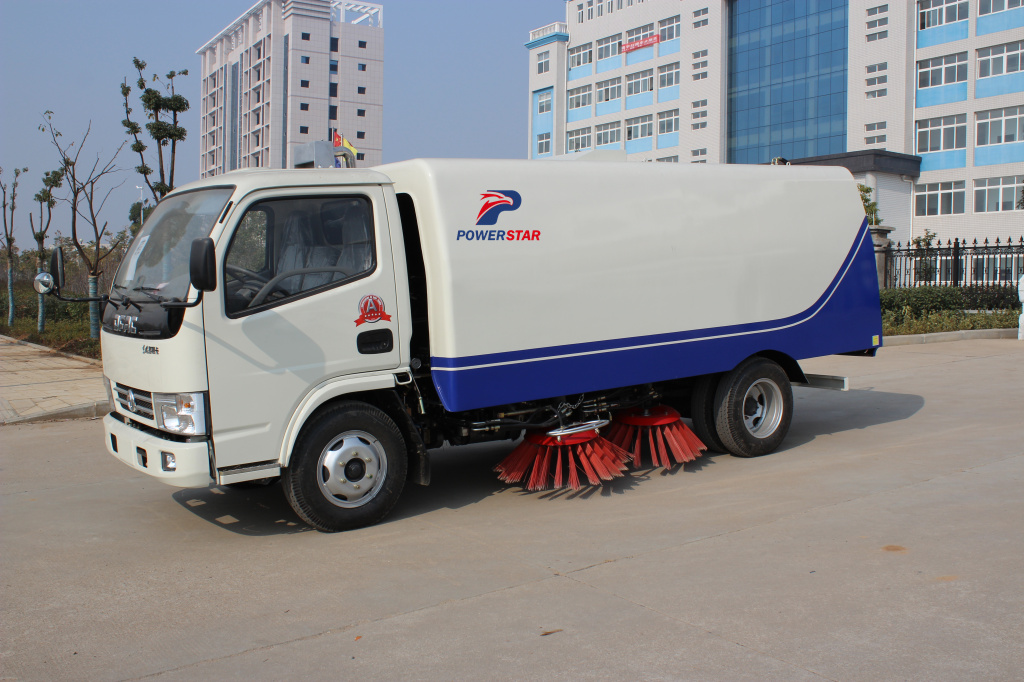 China Manufacturer Powerstar trucks road sweeper truck na may brush
    