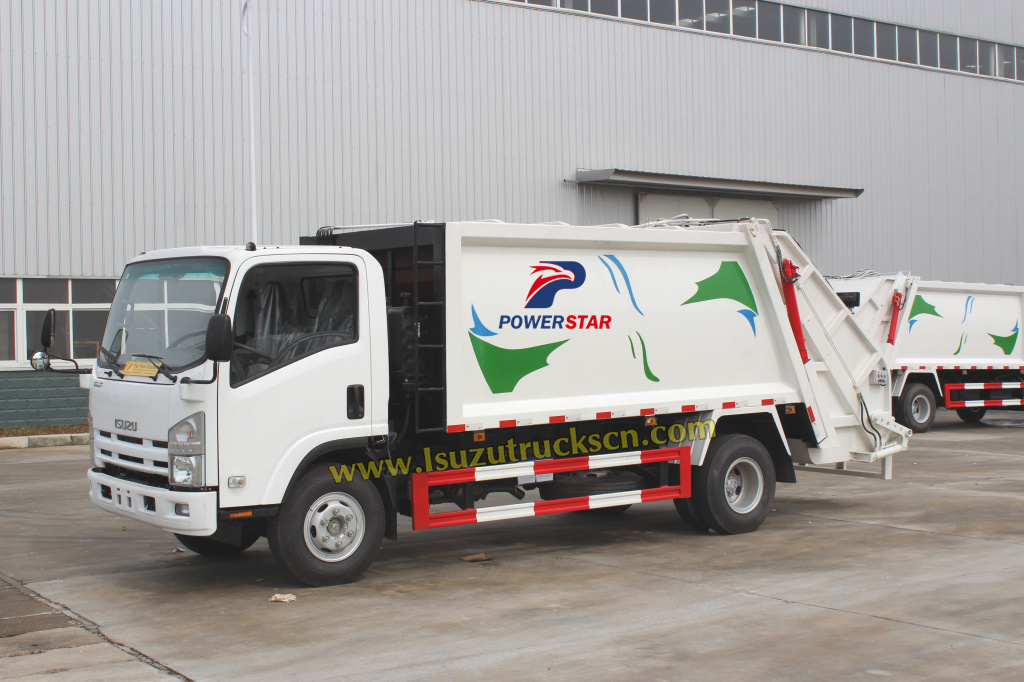 Ang mga kliyente ng Ghana ay ISUZU 5tons hydraulic garbage compactor truck
    